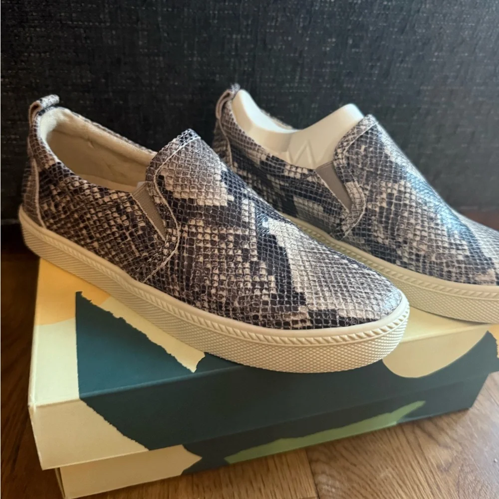 👠HP👠 NWT - Earth Size 7, Snakeskin Slip-on Sneakers